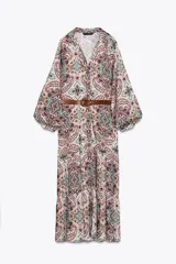 Vestido largo con estampado paisley multicolor, cuello solapa, escote en pico y mangas largas abullonadas. Incluye cinturón marrón.