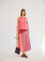 Falda midi color crudo de algodón, con pespuntes rojos a contratono y botones de coco en el lateral.