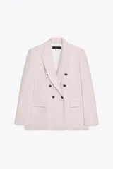 Blazer color rosa pálido de corte entallado y doble botonadura dorada.
