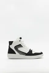 Zapatillas tipo botita en símil cuero, color blanco con detalles en negro y animal print. Cuenta con plataforma de 4cm de alto y detalles metálicos.