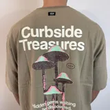 Remera blanca de corte oversize con estampa de hongos y texto en la espalda.
