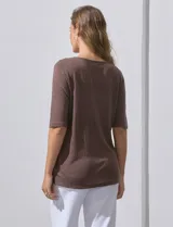 Remera azul con mangas 3/4 y detalle bordado en el escote.