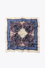Pañuelo cuadrado de viscosa y seda, con estampado paisley en tonos azul, beige y rosa.