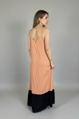 Vestido largo color salmón con corte recto, breteles finos y ruedo negro.