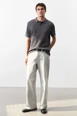 Remera polo gris de punto texturizado de peso medio, corte slim fit, manga corta, cuello clásico, tapeta de botones y bajo recto.