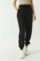 Pantalón de algodón y lino color verde oliva, con puños y cintura elástica.