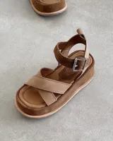 Sandalias negras de cuero vacuno con textura reptil, plataforma y hebilla plateada.