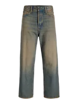 Pantalón de jean celeste con efecto lavado, corte amplio, tiro alto y cierre con botón.