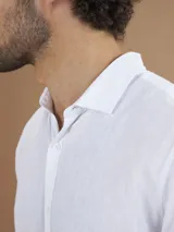 Camisa de manga corta a rayas verticales color lila y blanco, confeccionada en mezcla de lino y algodón.