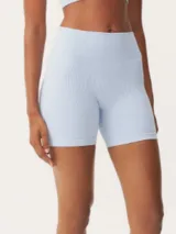 Short deportivo ciclista de tiro alto, color celeste claro, con tejido acanalado y sin costuras visibles.