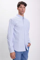 Camisa de vestir de hombre, de corte clásico, con cuello abotonado y bolsillo en el pecho. Diseño a rayas verticales celestes y blancas.