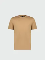 Camiseta color tostado de corte clásico con cuello redondo y logo bordado en el pecho.