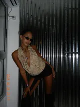 Top halter con estampado animal print en tonos beige y marrón.