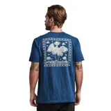 Remera azul de manga corta con cuello redondo y estampado pequeño en el pecho.