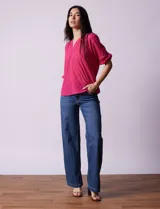 Blusa de gasa estampada marca Sioni, con cuello a la base y escote en V. Tiene mangas 3/4 con terminación fruncida.