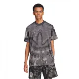 Camiseta de hombre con estampado tie-dye en tonos grises y cuello redondo.