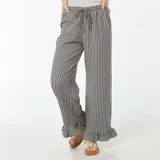 Pantalón largo de tela con estampado vichy en blanco y negro, corte palazzo, cintura alta con elástico y volantes en el ruedo.