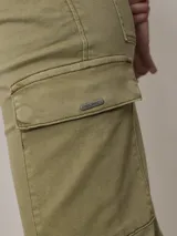 Pantalón cargo color verde oliva, de corte recto y tiro alto, con bolsillos laterales y traseros con solapa.