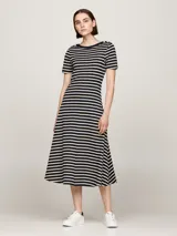 Vestido midi de algodón a rayas horizontales en blanco y negro, con cuello redondo, mangas cortas y botones decorativos en los hombros.