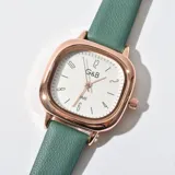 Reloj de pulsera con caja cuadrada dorada y correa de cuero sintético color verde.