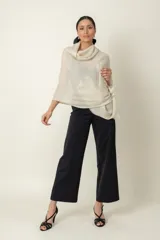 Chal plisado color plateado con lurex y terminación de hilos finos cortos.