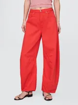 Pantalón jean de tiro alto color rojo, corte amplio estilo horseshoe.