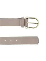 Cinturón de cuero color beige con estampado de reptil y hebilla metálica dorada con forma de D.
