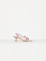 Sandalia de cuero vacuno flor color rosa, con taco medio color beige y capellada con hebillas stick.