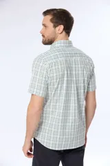Camisa de manga corta con cuello abotonado y estampado a cuadros en tonos verde y blanco. Hecha en Uruguay.