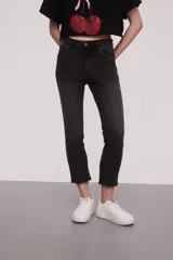 Pantalón de mezclilla gris medio, ajustado al cuerpo con dobladillo sin rematar.