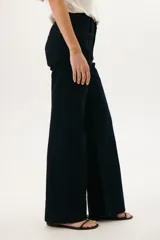 Pantalón de jean azul oscuro, de corte recto y tiro alto, con bolsillos delanteros y traseros.