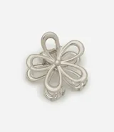 Pinza para el pelo plateada con forma de flor vazada.
