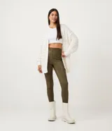 Pantalón legging verde militar de gamuza sintética, tiro alto, corte ajustado y cierre lateral con cremallera.