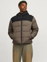 Campera puffer marrón con capucha y ajuste de cordón. Cierre con cremallera y puños ribeteados.