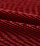 Remera blanca de media malla con cuello redondo, manga corta y textura vertical.