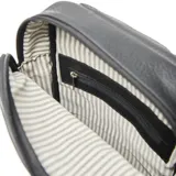 Bandolera negra de cuero con correa de tela con la inscripción "EXTRA" en blanco. Tiene un bolsillo frontal y cierre superior.