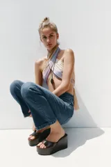 Jeans de tiro alto con cinco bolsillos, efecto lavado y pernera recta.
