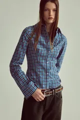 Camisa entallada de cuello solapa y manga larga con estampado de cuadros azules y negros.
