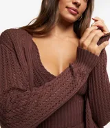 Conjunto de falda midi y cárdigan largo de punto calado color marrón. Incluye un top corto tejido al tono.