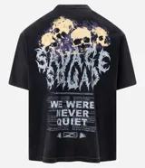 Remera negra de algodón con efecto desteñido (stone wash), corte boxy y manga corta. Estampa grande en la espalda con cinco calaveras amarillas y texto en blanco que dice "SAVAGE SQUAD" y debajo "WE WERE NEVER QUIET".