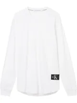 Remera blanca de manga larga Calvin Klein Jeans, confeccionada en tejido de algodón. Presenta cuello redondo y logo CK estampado en el lateral inferior.