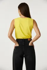 Musculosa blanca de algodón con estampado de una pimienta y la palabra "Pimienta" en letras rosas, amarillas y verdes. Tiene cuello redondo y sisas amplias.