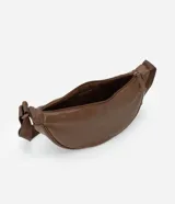 Bandolera marrón de poliuretano con correa ajustable.