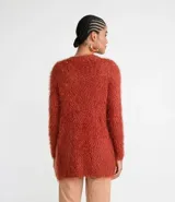 Campera alargada de punto con textura de peluche, color ladrillo.