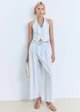 Pantalón tipo culotte de tiro medio con estampado de rayas verticales en celeste y blanco. Confeccionado en tejido de algodón con un toque de elastano, presenta un diseño de pierna ancha, trabillas en la cintura con cinturón ajustable a juego y cierre frontal oculto.