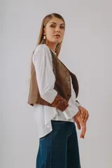 Pantalón de jean azul oscuro, de corte wide leg, tiro alto y bolsillos delanteros y traseros.