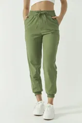 Pantalón de algodón y lino color verde oliva, con puños y cintura elástica.