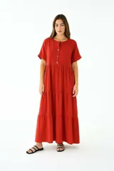 Vestido camisero largo color rojo, de lino, con cuello mao, mangas cortas y volados en la falda.