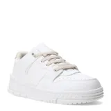 Zapatillas deportivas blancas con cordones y suela plana.