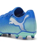 Championes de fútbol Puma Future 7 Play FG/AG, color azul con detalles en verde y logo de Puma en blanco.